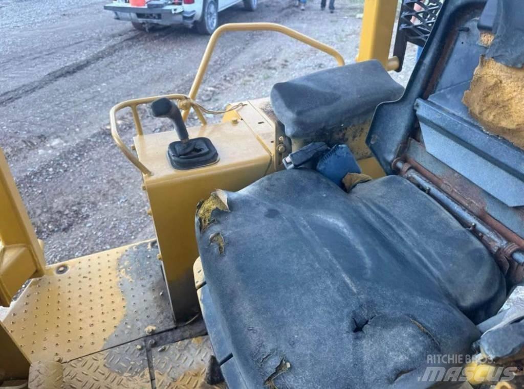 CAT D4C3 Buldožerji goseničarji