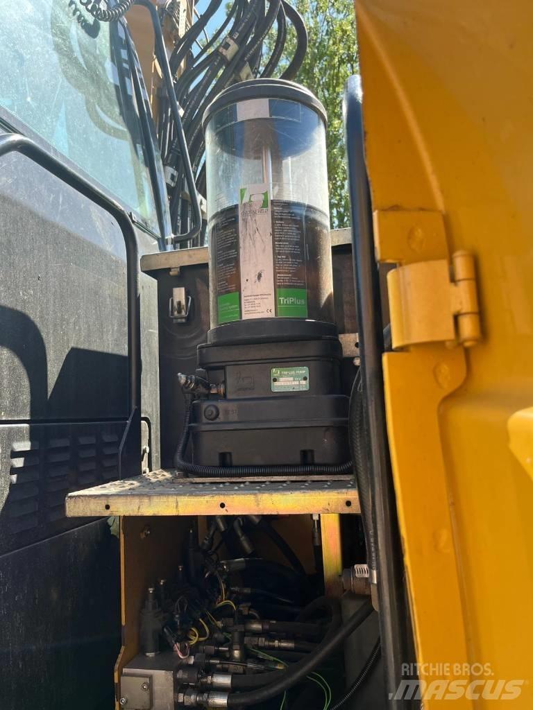 CAT M 313 D Bagri na kolesih