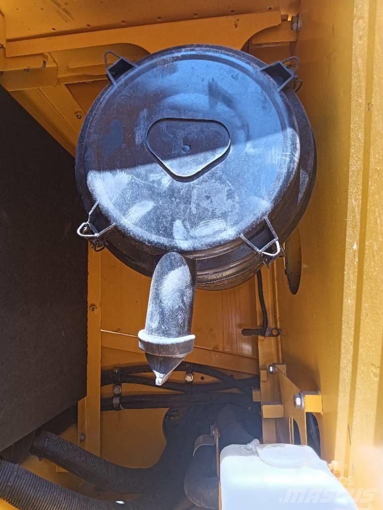 Komatsu PC 220 Bagri goseničarji