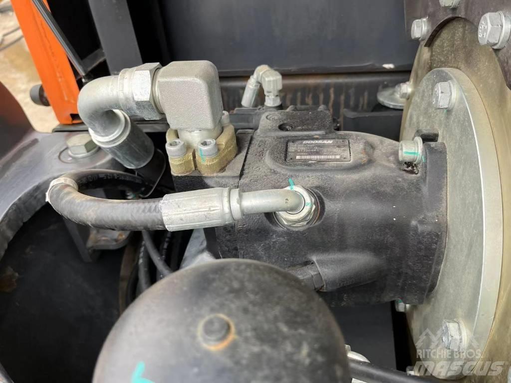 Doosan DX 140 LC Bagri goseničarji