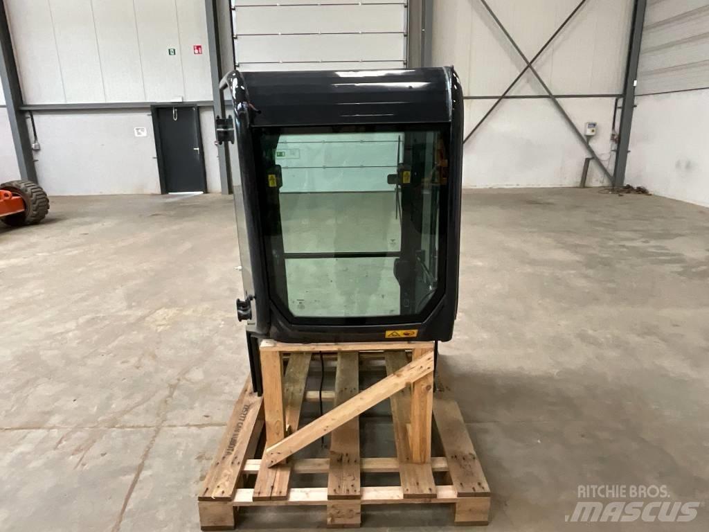 Kubota U 27-4 Kabine in notranjost