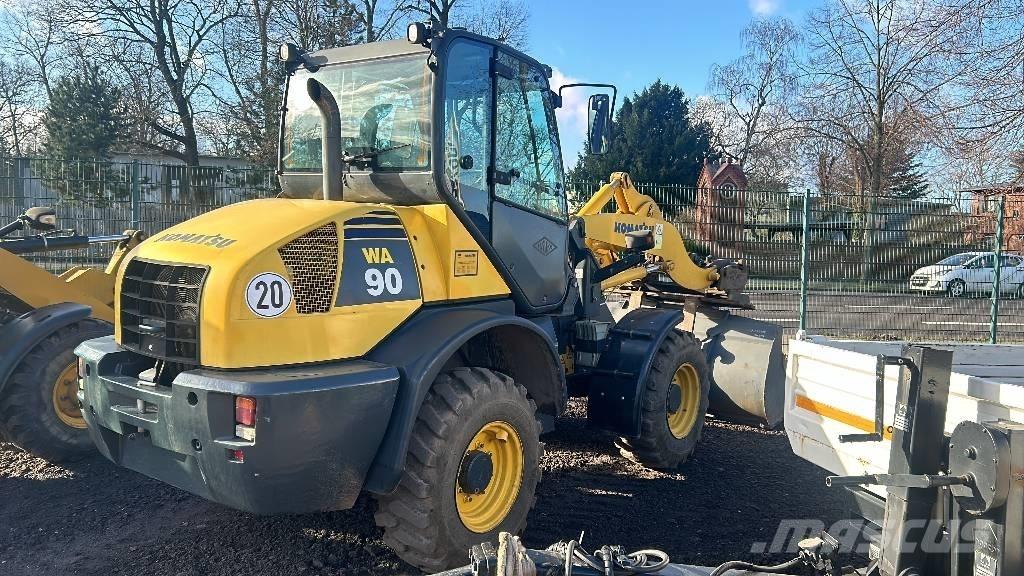 Komatsu WA 90 Kolesni nakladalci