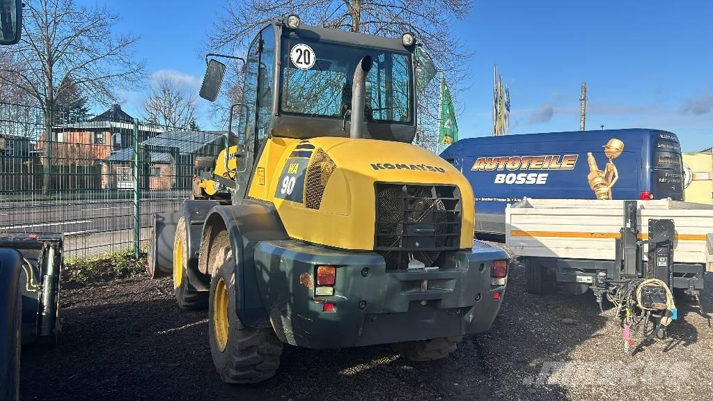 Komatsu WA 90 Kolesni nakladalci