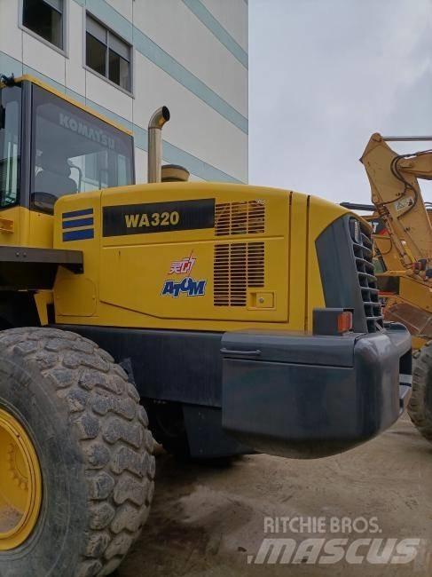 Komatsu WA 320 Kolesni nakladalci