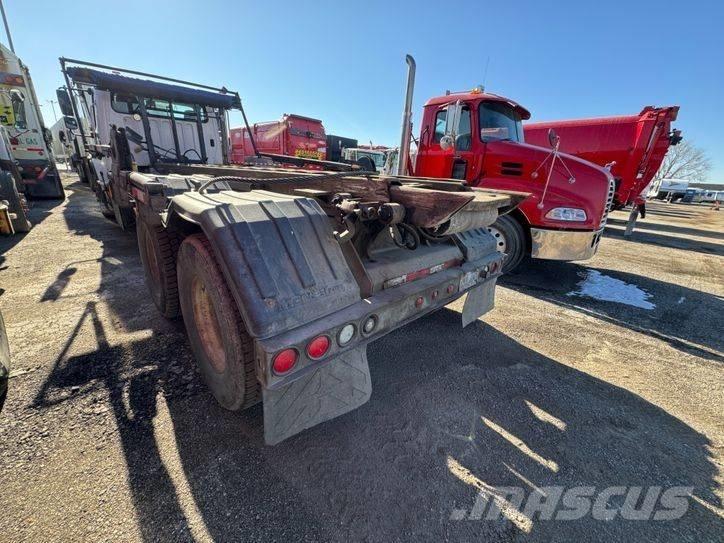 Freightliner M2 Razstavljivi tovornjaki z žičnimi dvigali