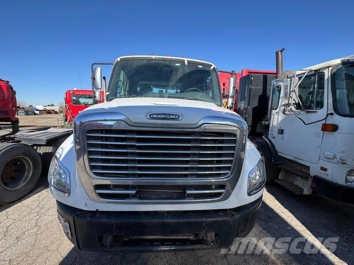 Freightliner M2 Razstavljivi tovornjaki z žičnimi dvigali