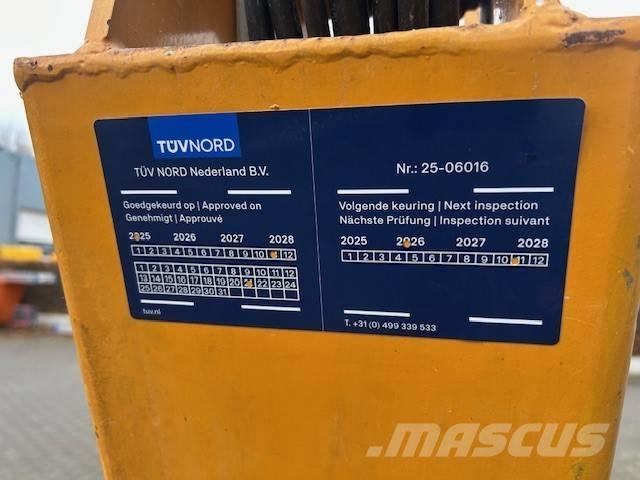 UpRight AB38N Zglobne dvižne ploščadi