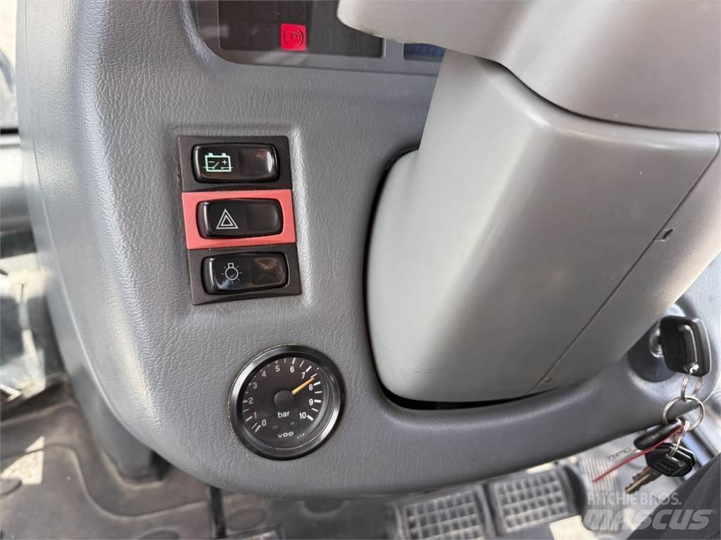 Valtra T203 Traktorji