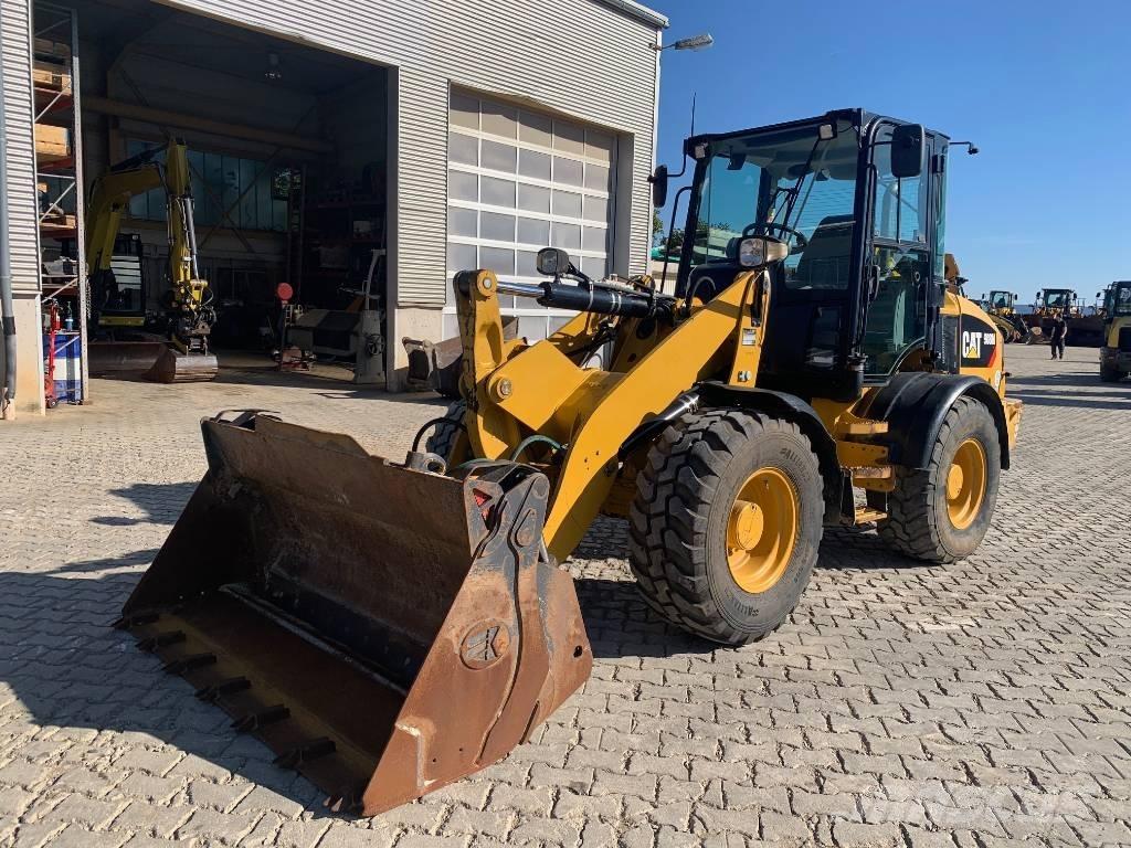 CAT 908M Kolesni nakladalci