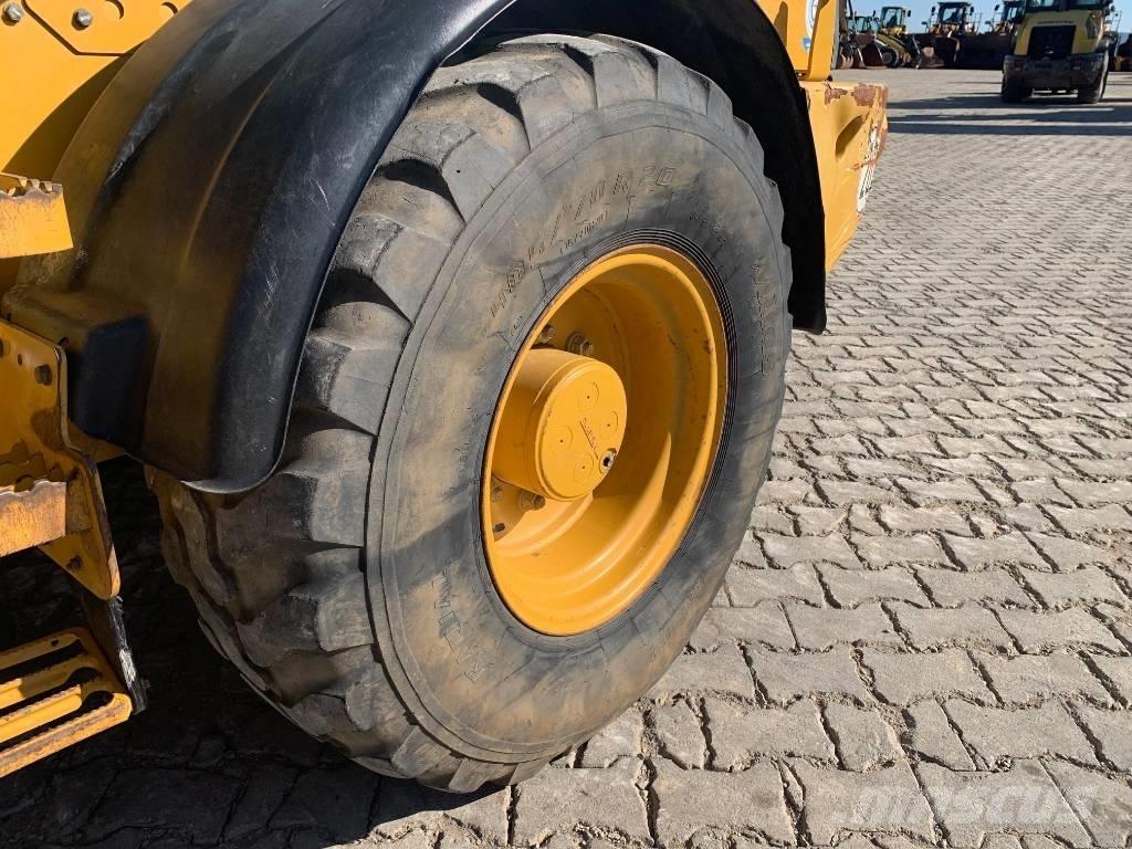 CAT 908M Kolesni nakladalci