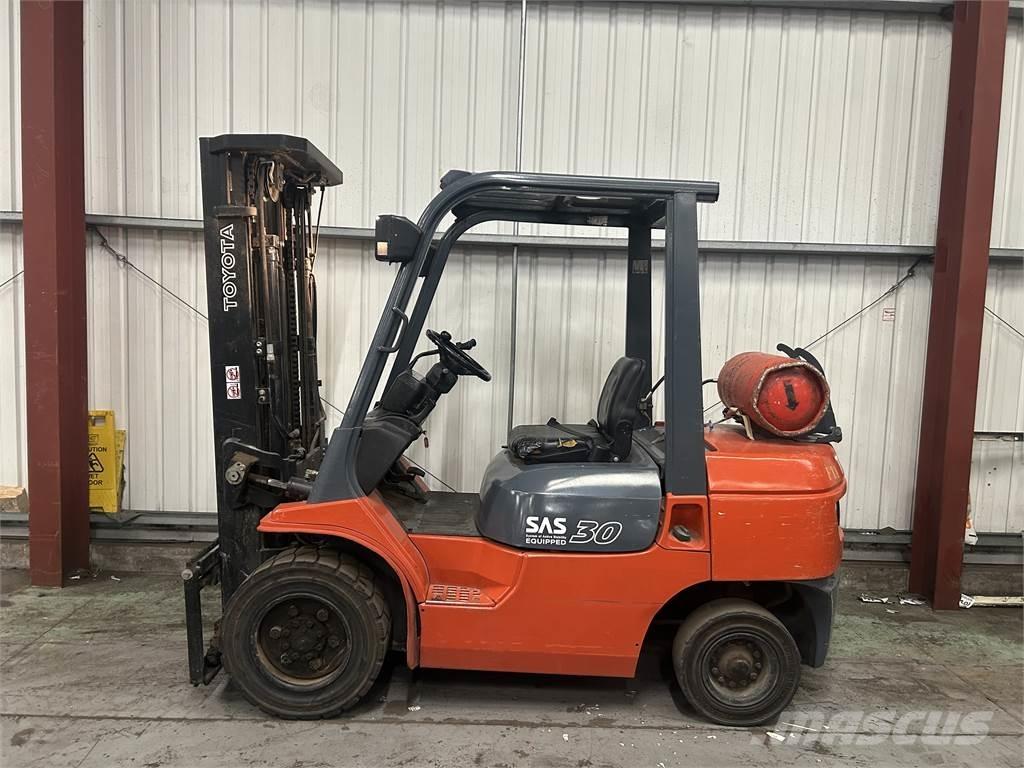 Toyota 7FGF30 Plinski viličarji