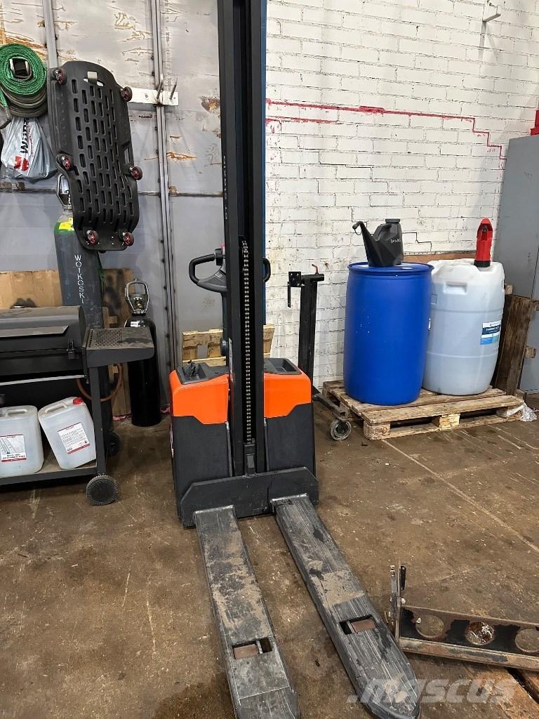 Toyota HWE 100 Ročni električni viličar