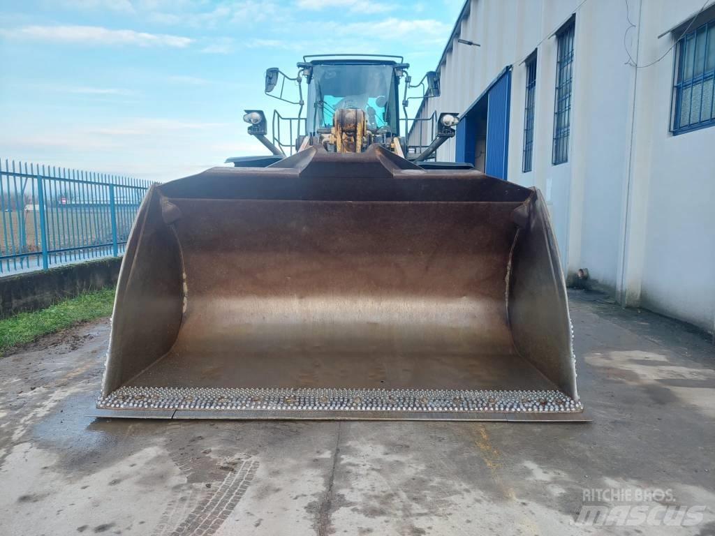 Komatsu WA475 Kolesni nakladalci