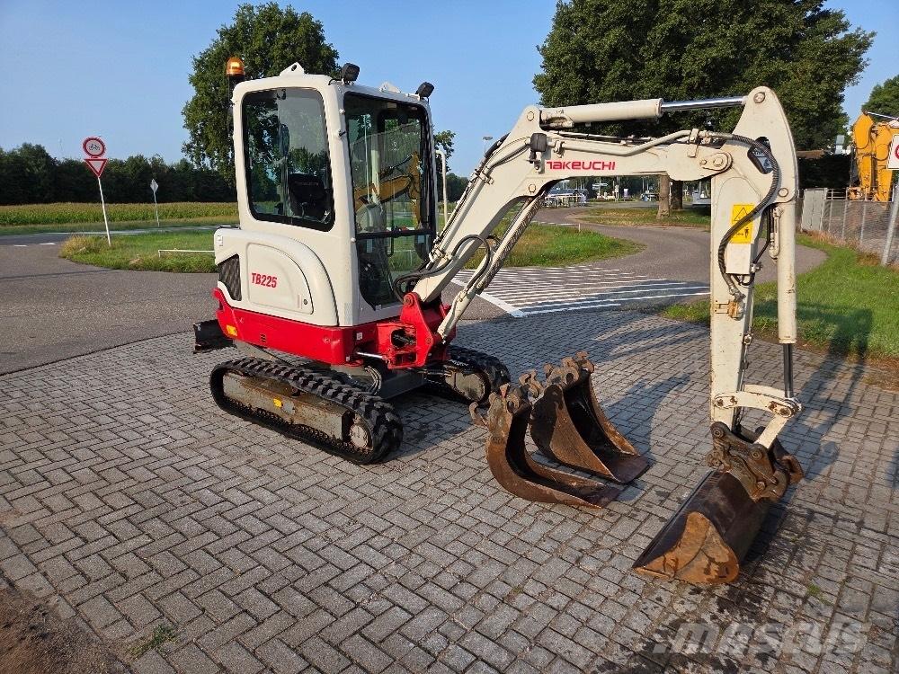 Takeuchi TB225 Mini bagri <7t