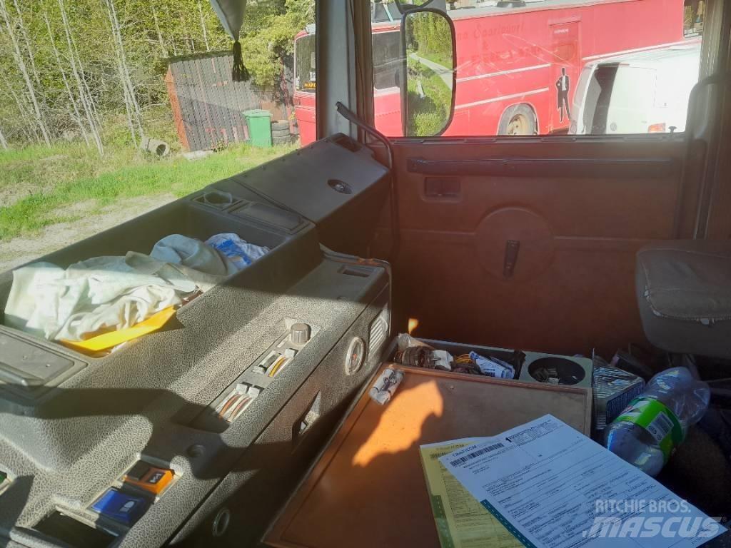 Volvo F12 Tovornjaki s kesonom/platojem
