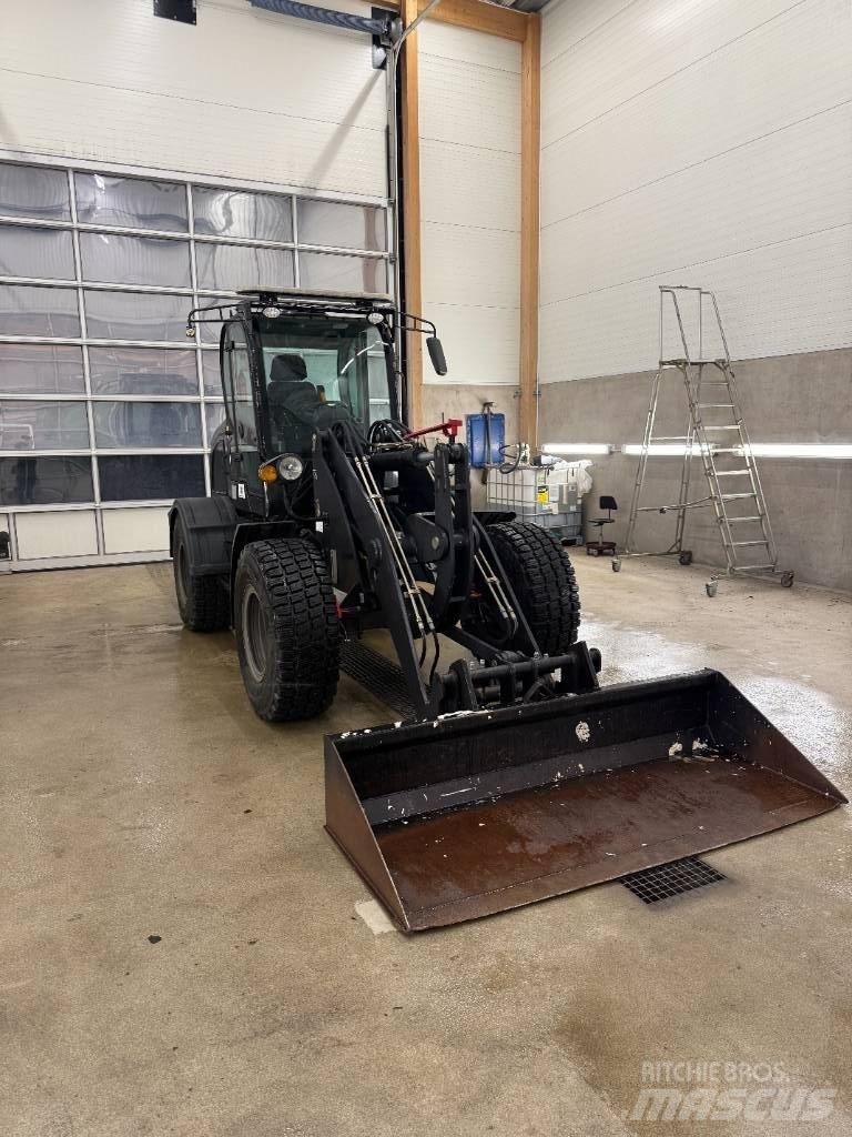  D-Machine  2550 Kolesni nakladalci