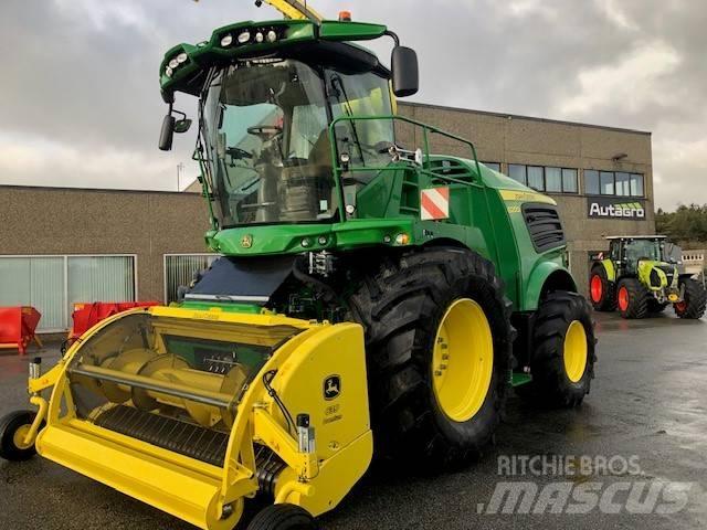 John Deere 8200 i Stroji za krmo na lastni pogon