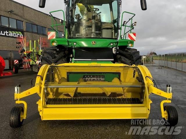 John Deere 8200 i Stroji za krmo na lastni pogon