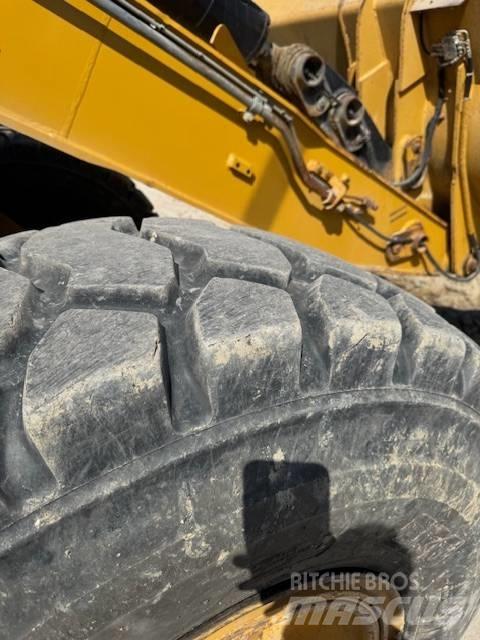 CAT 930 H Kolesni nakladalci