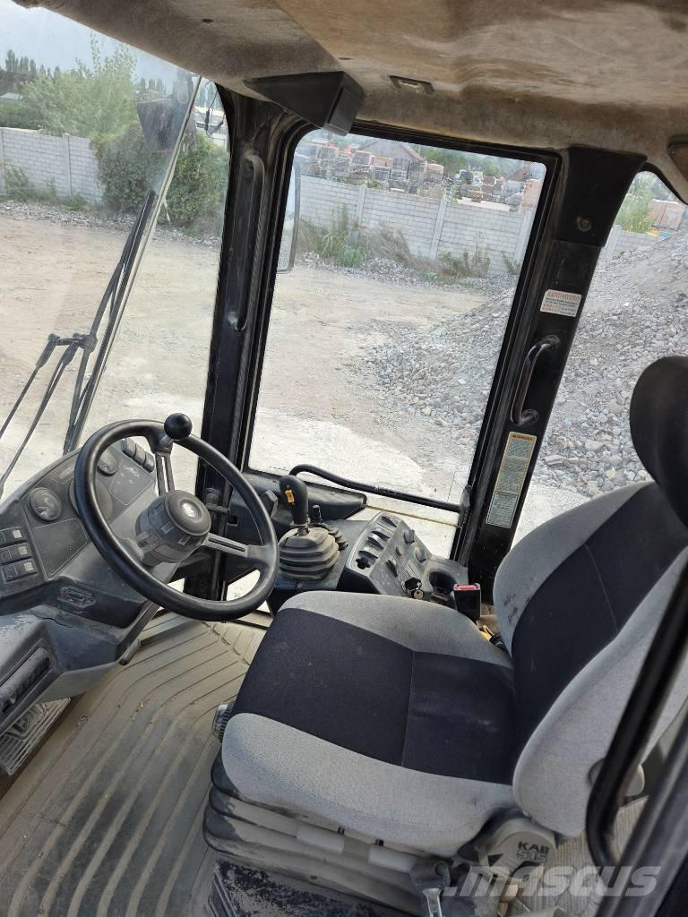 CAT 906 Kolesni nakladalci