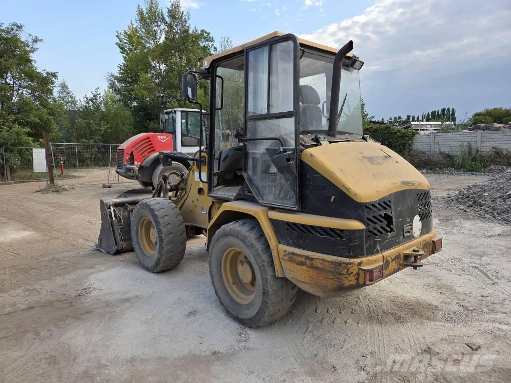 CAT 906 Kolesni nakladalci