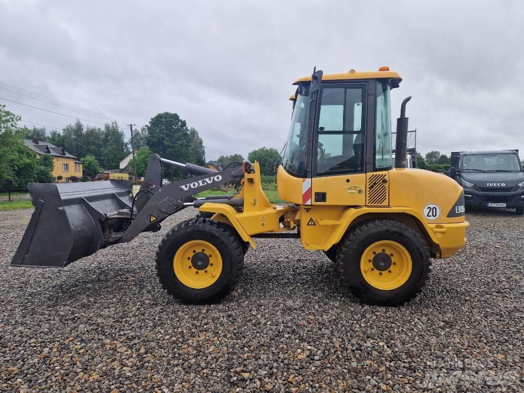 Volvo L 30 Kolesni nakladalci