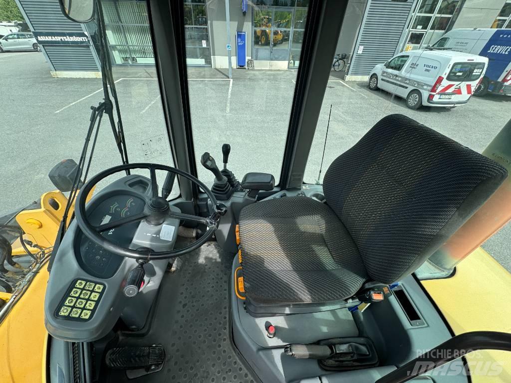 Volvo L 30 B Kolesni nakladalci