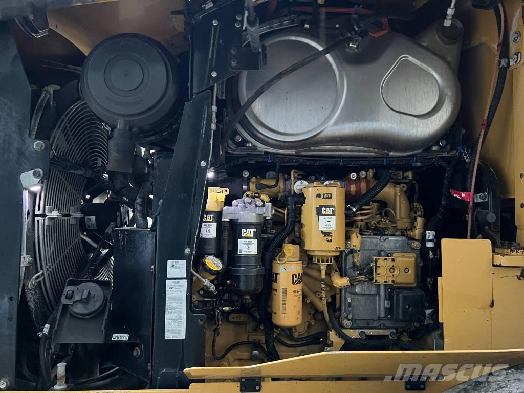 CAT 930M Kolesni nakladalci