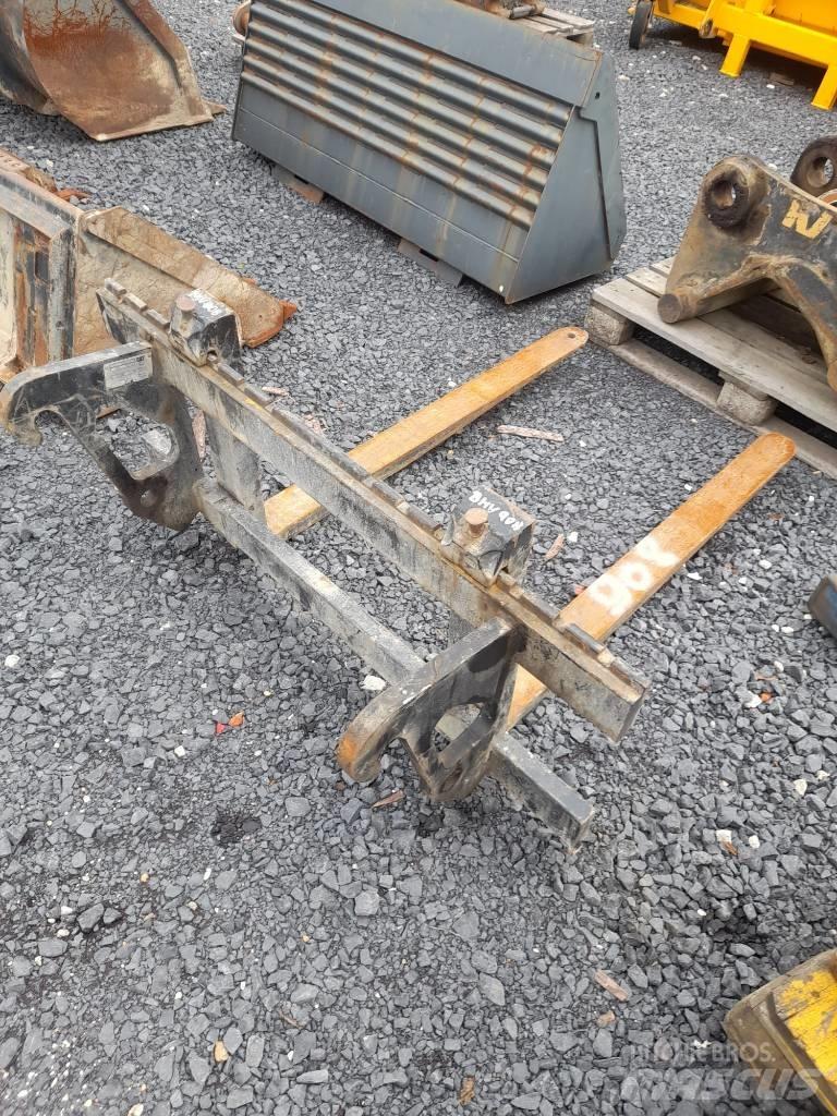 CAT 908M Kolesni nakladalci