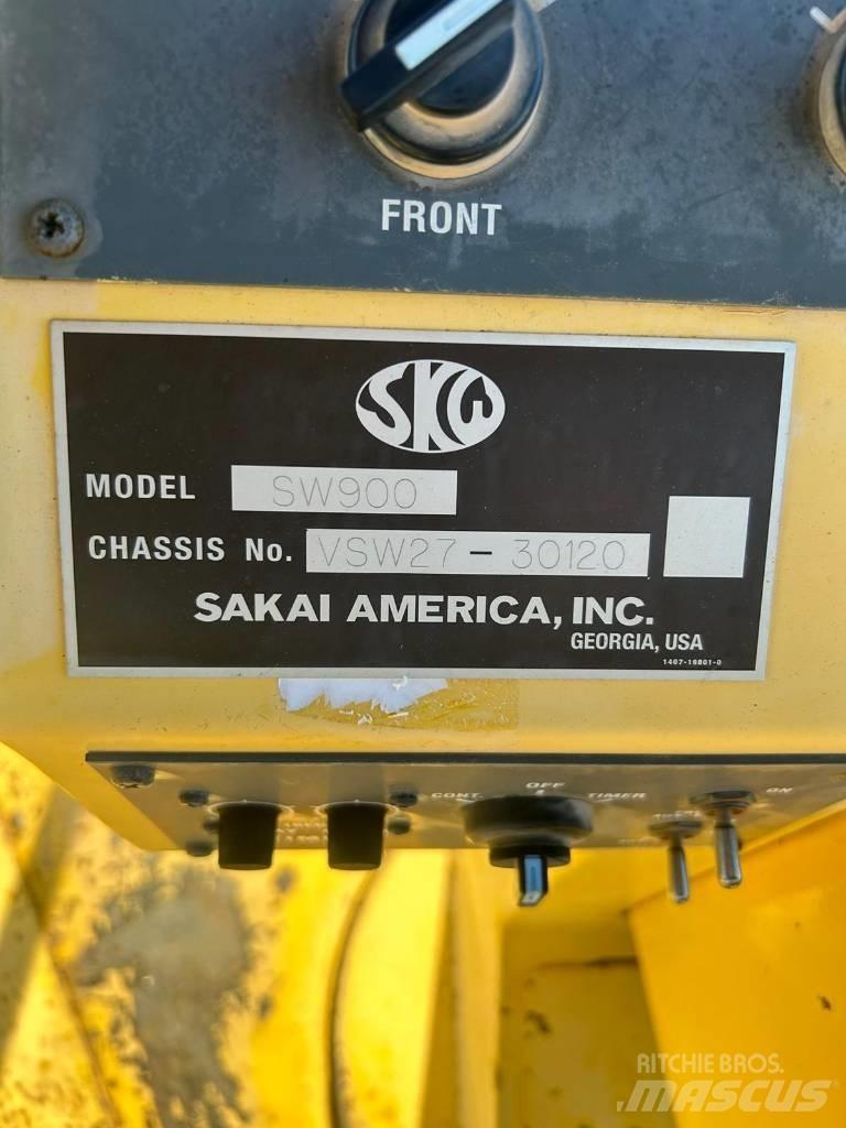Sakai SW 900 Kolesni valjarji s pnevmatikami