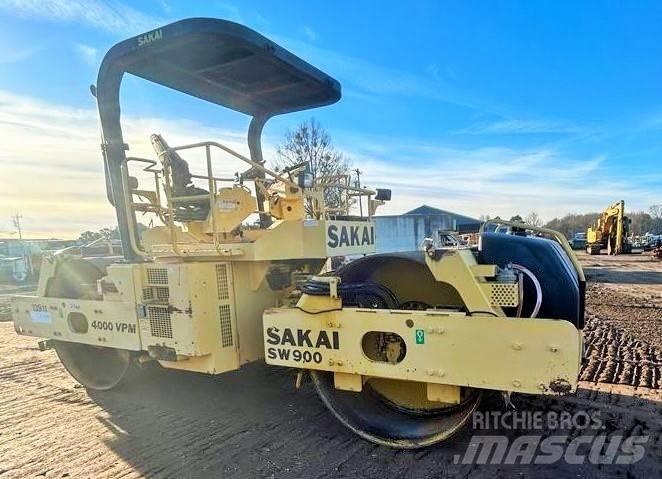 Sakai SW 900 Kolesni valjarji s pnevmatikami