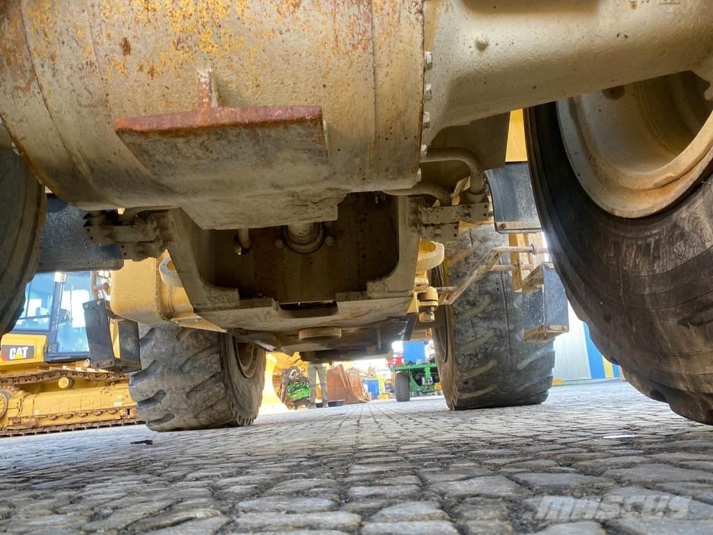 CAT 972G NVT Kolesni nakladalci
