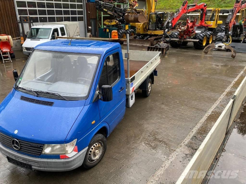 Mercedes-Benz 208 D Tovornjaki s kesonom/platojem