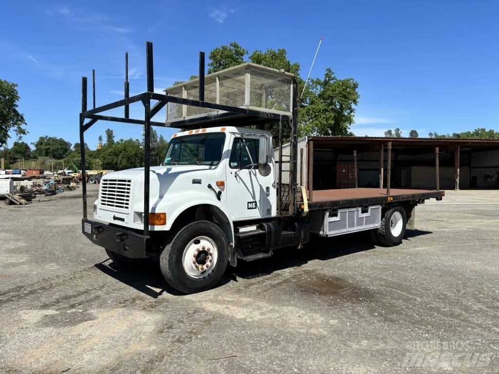 International 4900 Tovornjaki s kesonom/platojem
