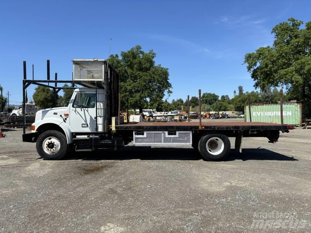 International 4900 Tovornjaki s kesonom/platojem