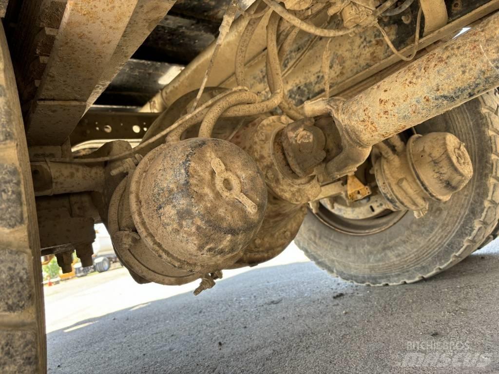 International 4900 Tovornjaki s kesonom/platojem