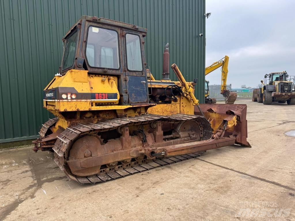 Komatsu D63E-1 Buldožerji goseničarji