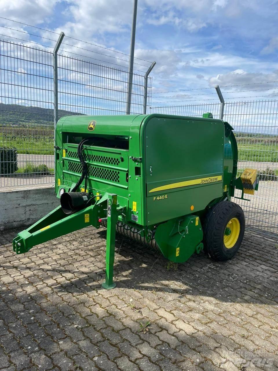 John Deere F440E Balirke (okrogle bale)