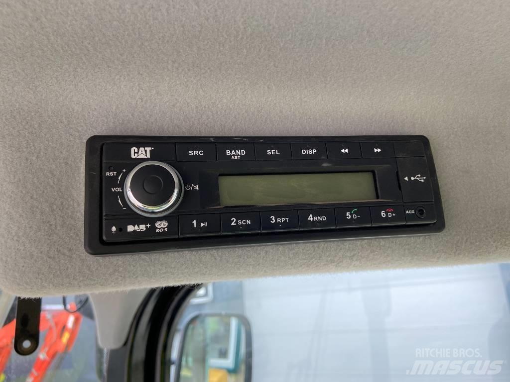 CAT 906 Kolesni nakladalci