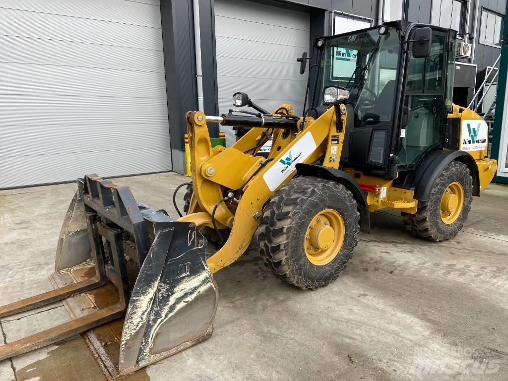 CAT 906 Kolesni nakladalci