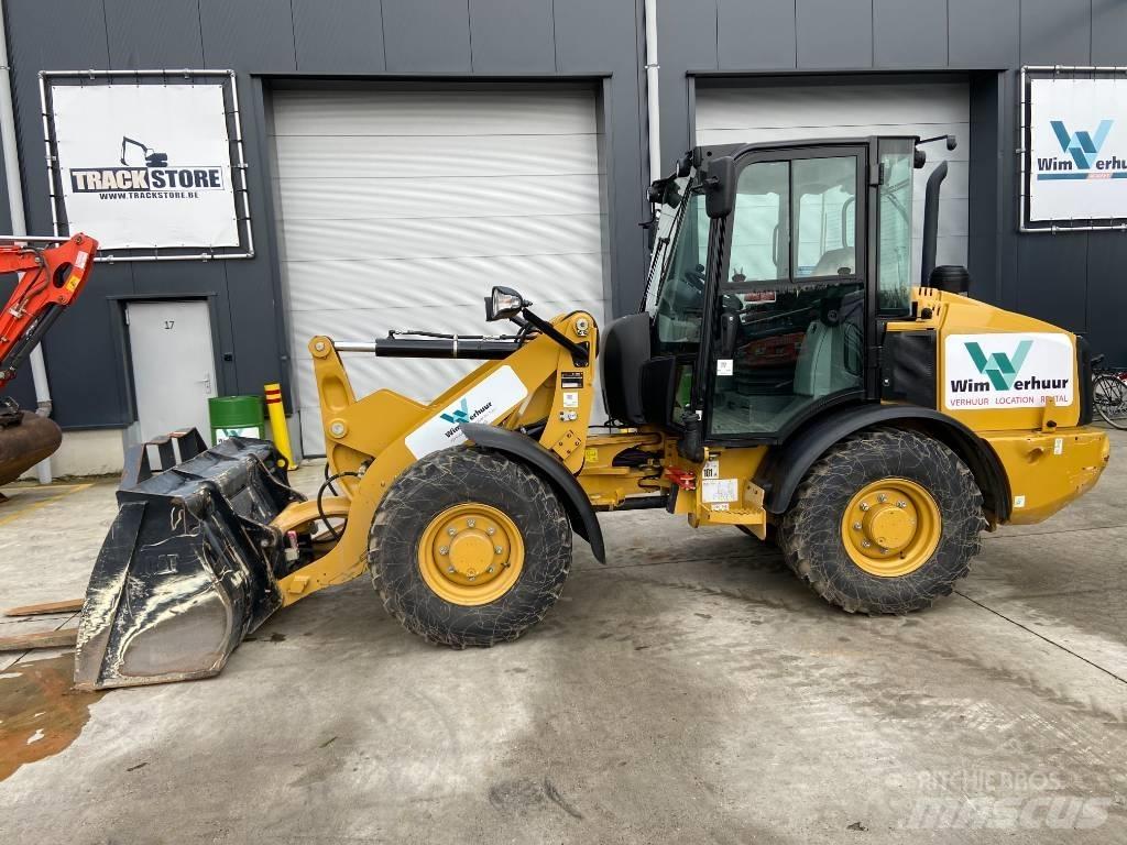 CAT 906 Kolesni nakladalci
