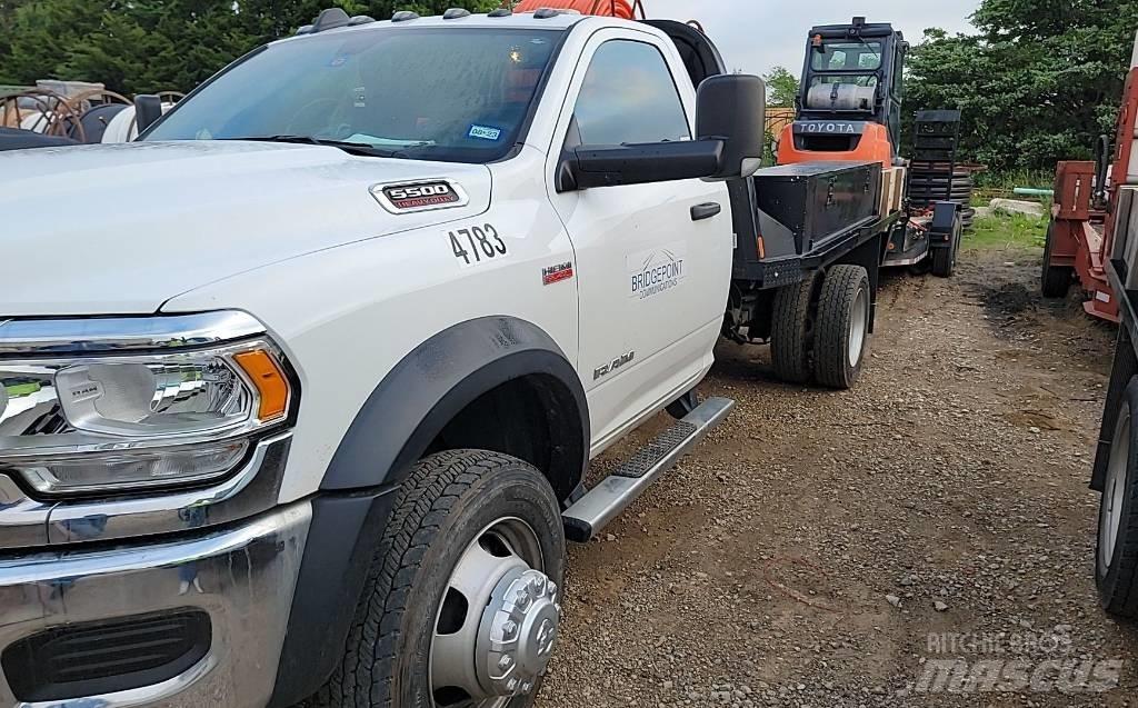RAM 5500 Tovornjaki s kesonom/platojem