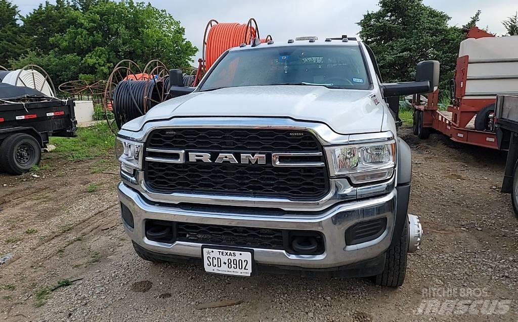 RAM 5500 Tovornjaki s kesonom/platojem