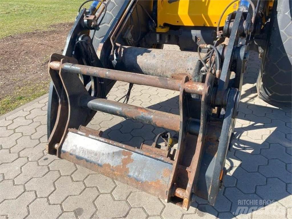 JCB 437 HT Kolesni nakladalci