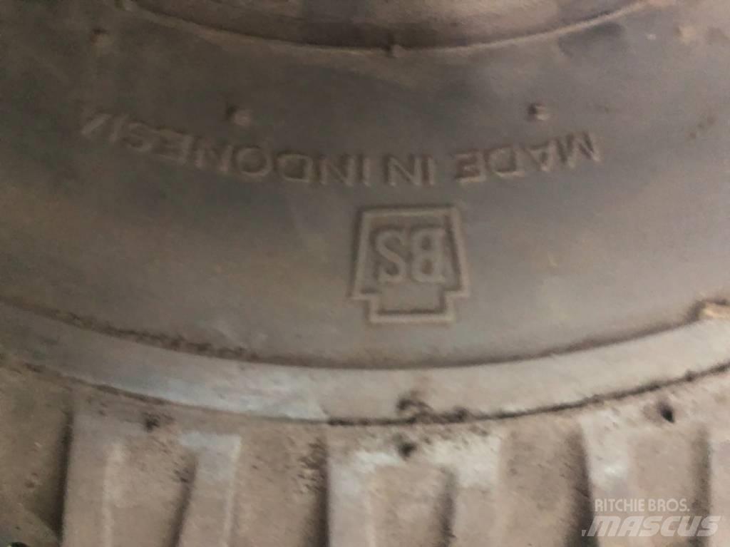 Bridgestone 21x8-9 Gume, kolesa in platišča
