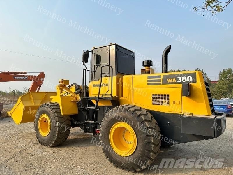 Komatsu WA380 Kolesni nakladalci