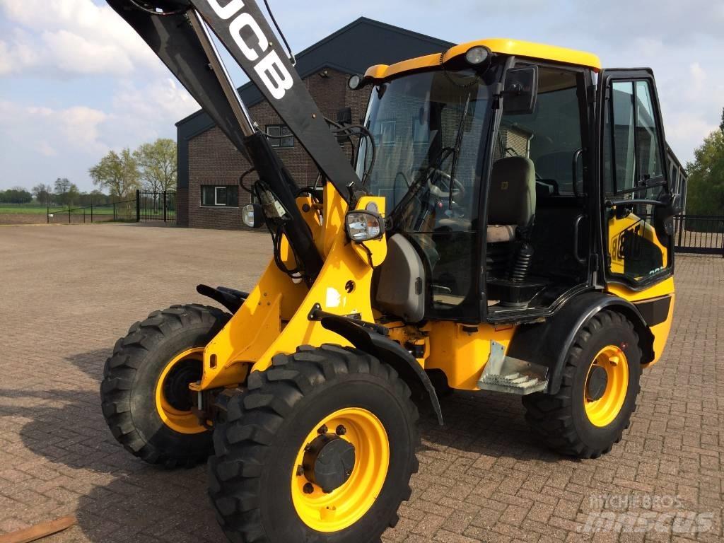 JCB 406 Kolesni nakladalci