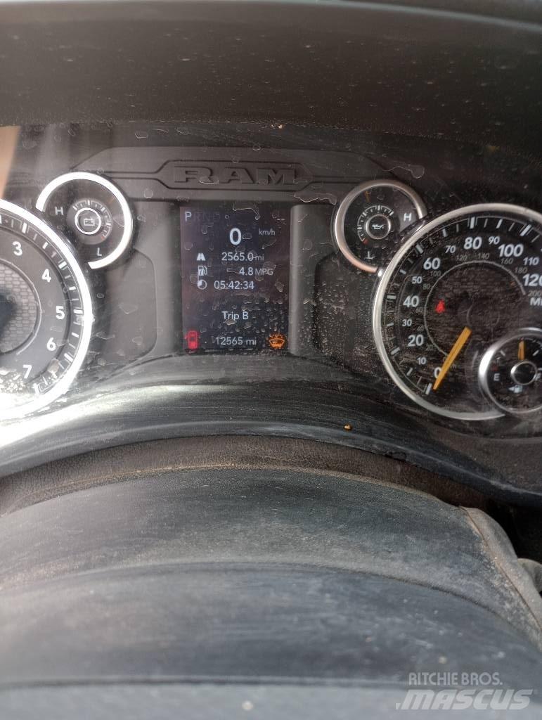 RAM 5500 Tovornjaki s kesonom/platojem