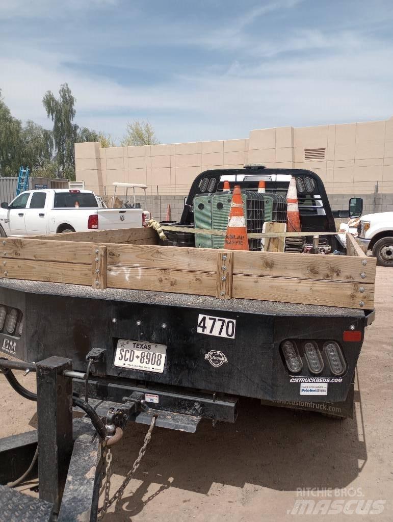RAM 5500 Tovornjaki s kesonom/platojem