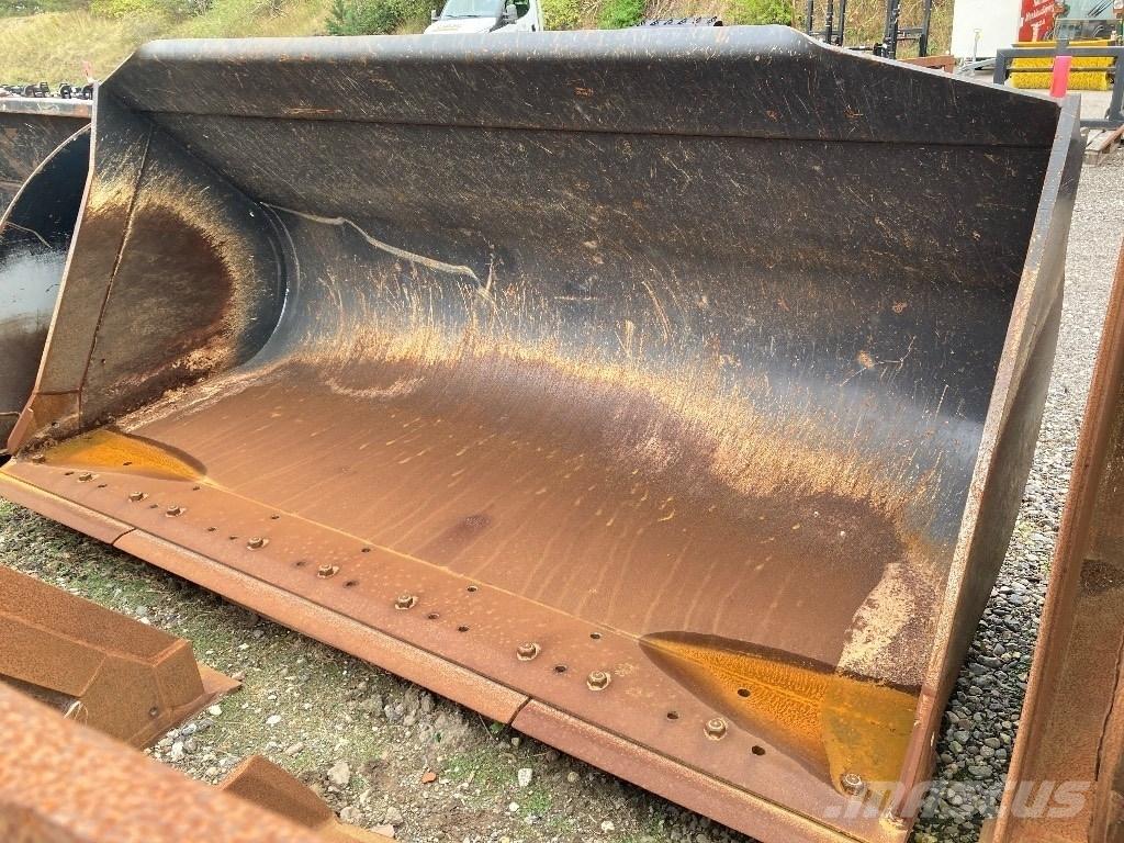 CASE 821 Skovl Kolesni nakladalci